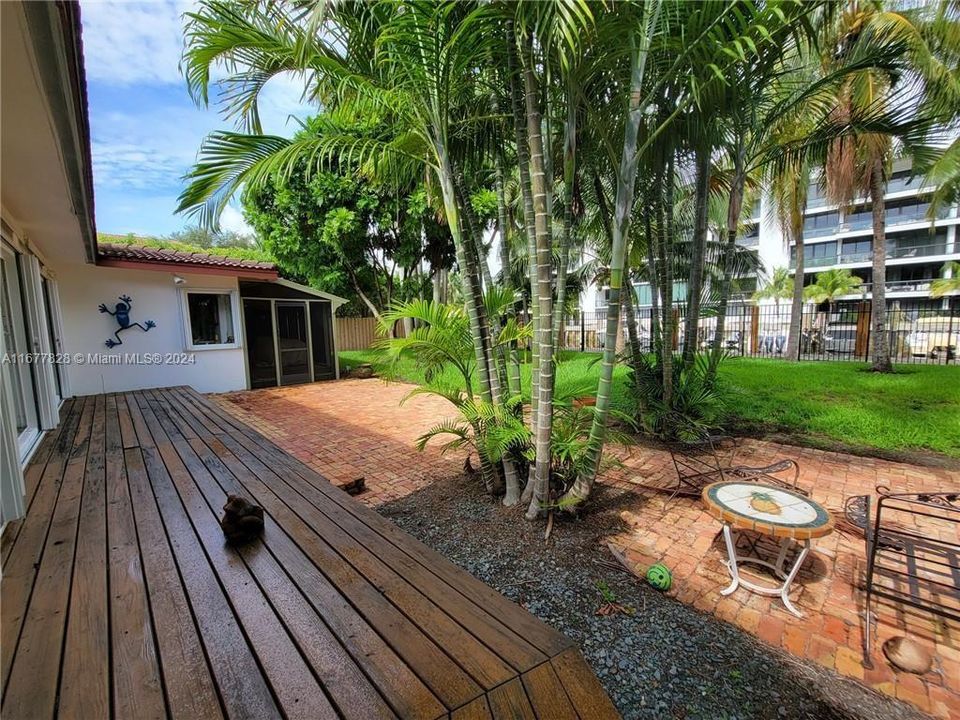 En Venta: $3,195,000 (0.25 acres)