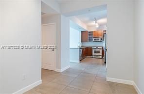 For Rent: $2,850 (1 beds, 1 baths, 924 Square Feet)