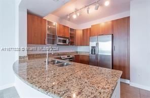 For Rent: $2,850 (1 beds, 1 baths, 924 Square Feet)