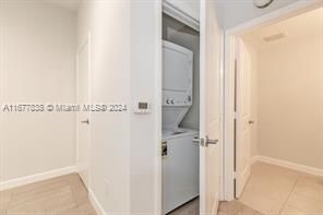 For Rent: $2,850 (1 beds, 1 baths, 924 Square Feet)