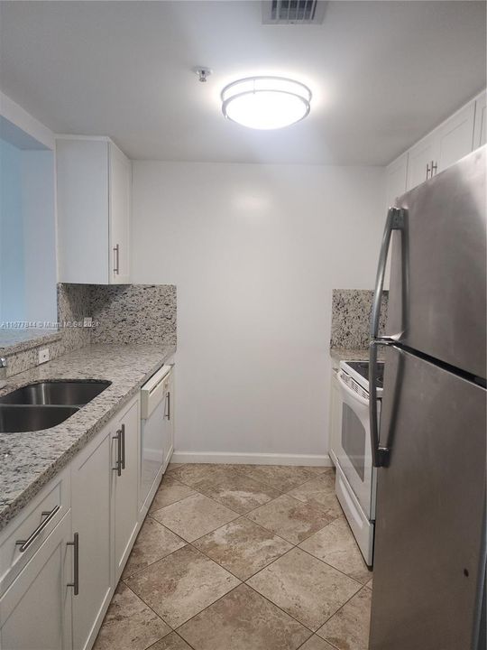 For Rent: $2,350 (1 beds, 1 baths, 716 Square Feet)