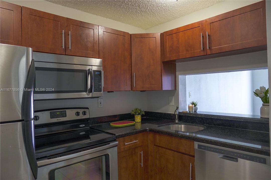 For Rent: $1,650 (1 beds, 1 baths, 826 Square Feet)