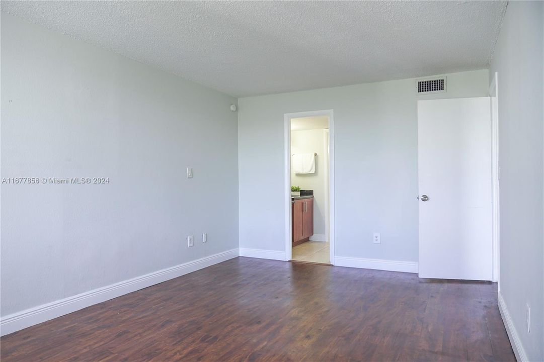 For Rent: $1,650 (1 beds, 1 baths, 826 Square Feet)