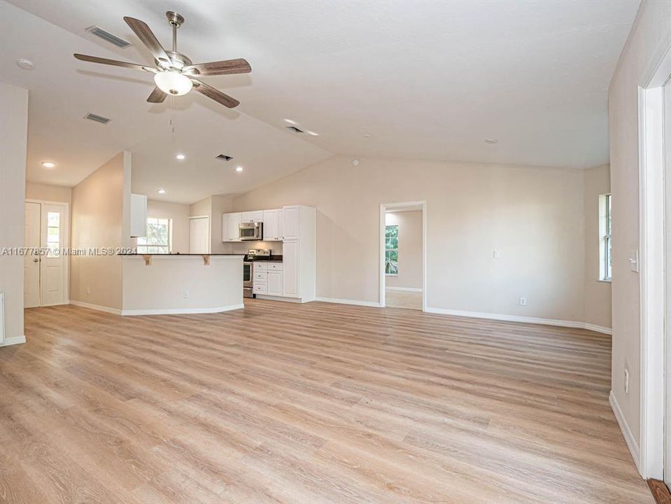 For Sale: $319,900 (3 beds, 2 baths, 1458 Square Feet)