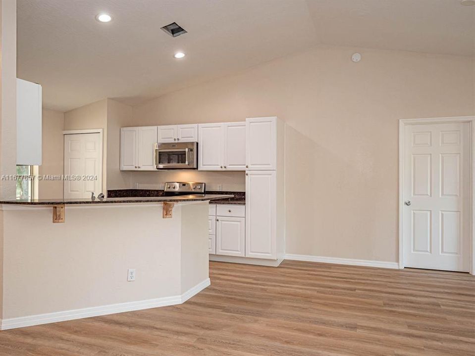 For Sale: $319,900 (3 beds, 2 baths, 1458 Square Feet)