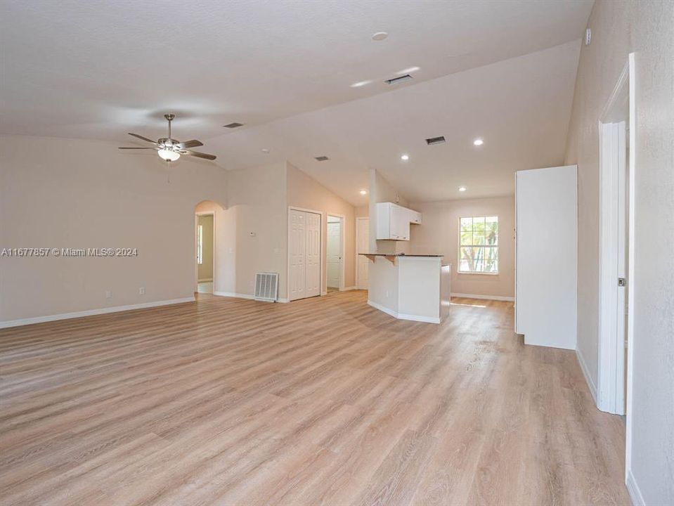 For Sale: $319,900 (3 beds, 2 baths, 1458 Square Feet)