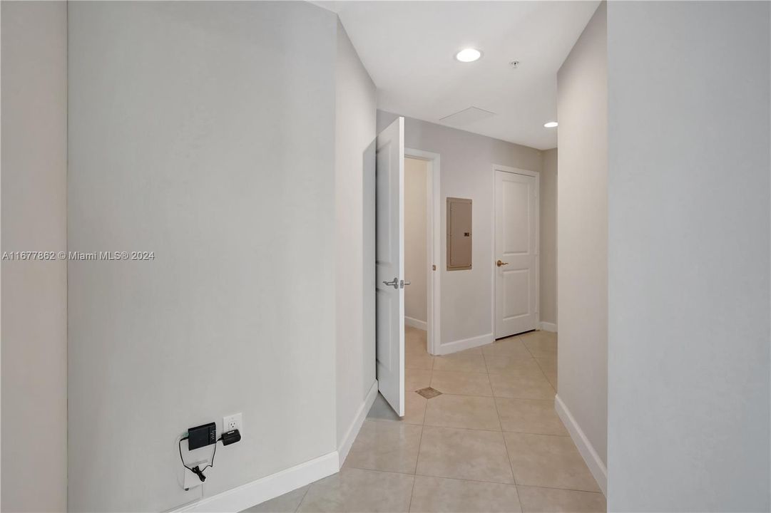 For Sale: $579,000 (2 beds, 1 baths, 1246 Square Feet)