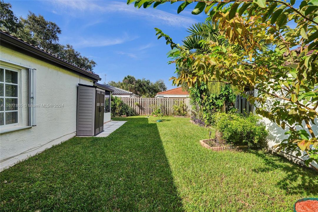 For Sale: $580,000 (3 beds, 2 baths, 958 Square Feet)