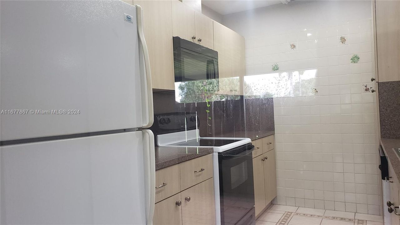 For Rent: $3,200 (3 beds, 2 baths, 1225 Square Feet)