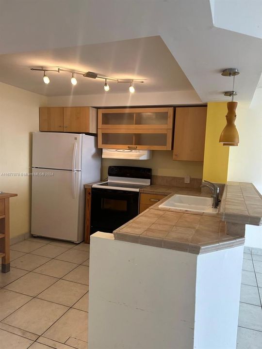 For Rent: $1,850 (1 beds, 1 baths, 778 Square Feet)