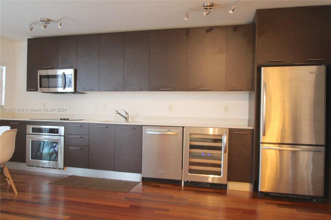 For Rent: $2,250 (1 beds, 1 baths, 588 Square Feet)