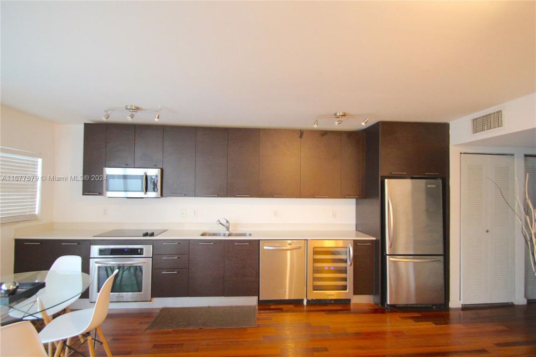 For Rent: $2,250 (1 beds, 1 baths, 588 Square Feet)