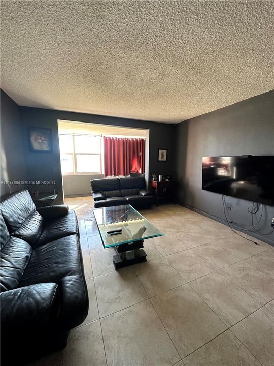 For Sale: $220,000 (1 beds, 1 baths, 846 Square Feet)