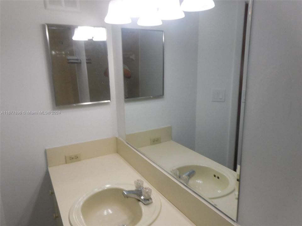 For Rent: $2,575 (2 beds, 2 baths, 1036 Square Feet)