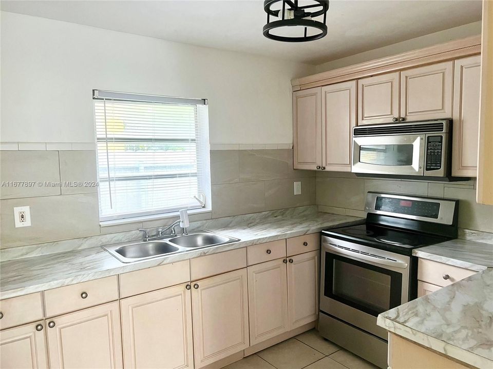 For Rent: $2,500 (2 beds, 2 baths, 2165 Square Feet)