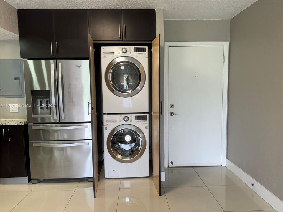 For Rent: $2,400 (2 beds, 2 baths, 971 Square Feet)