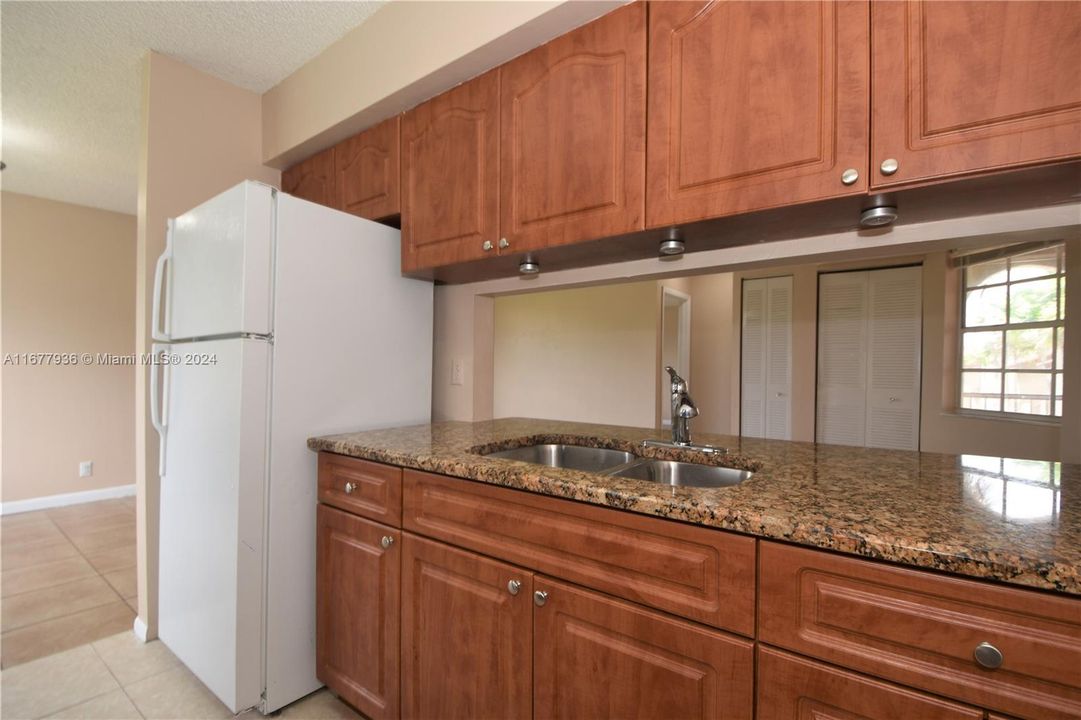 For Rent: $2,000 (1 beds, 2 baths, 805 Square Feet)