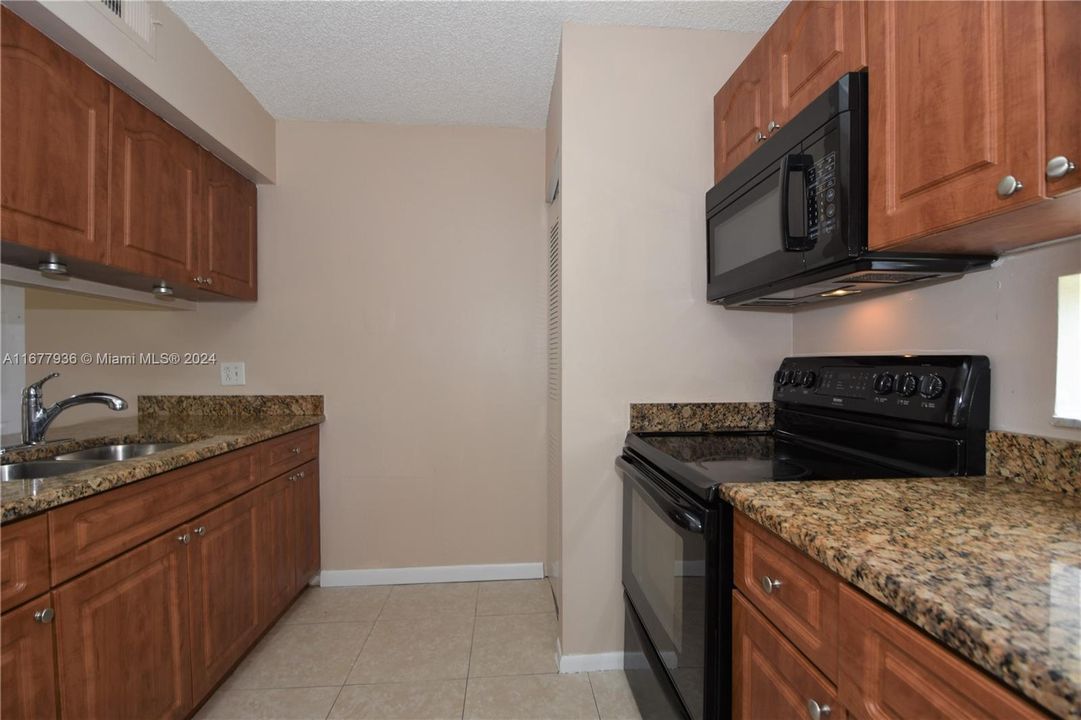 For Rent: $2,000 (1 beds, 2 baths, 805 Square Feet)