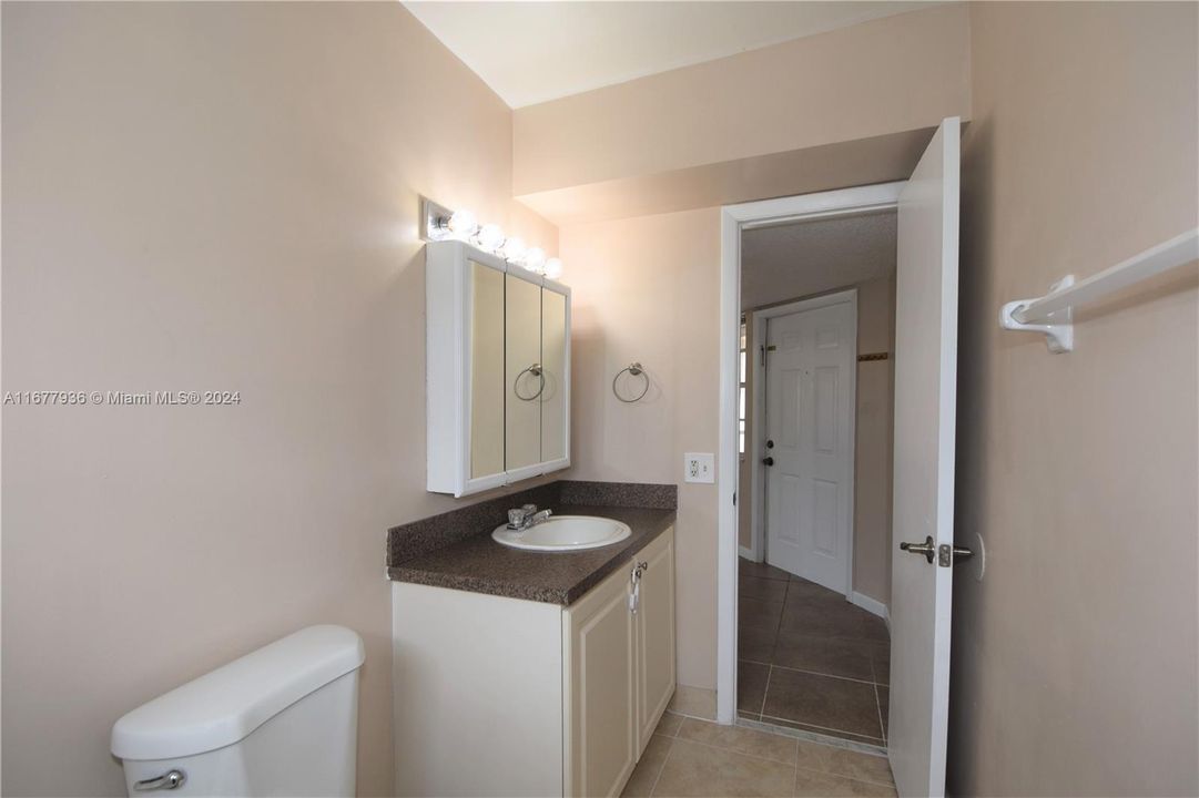 For Rent: $2,000 (1 beds, 2 baths, 805 Square Feet)