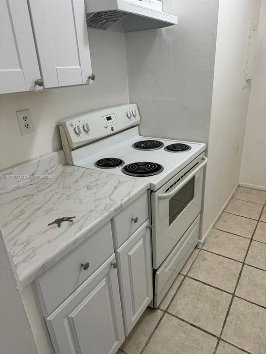 For Sale: $175,000 (2 beds, 1 baths, 708 Square Feet)