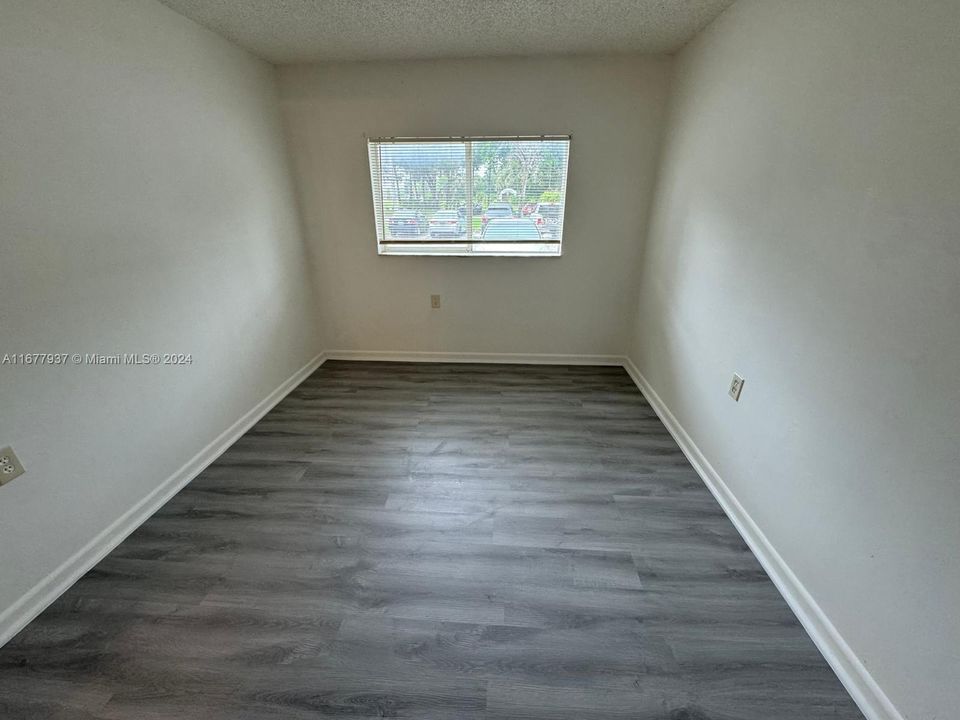 For Sale: $175,000 (2 beds, 1 baths, 708 Square Feet)