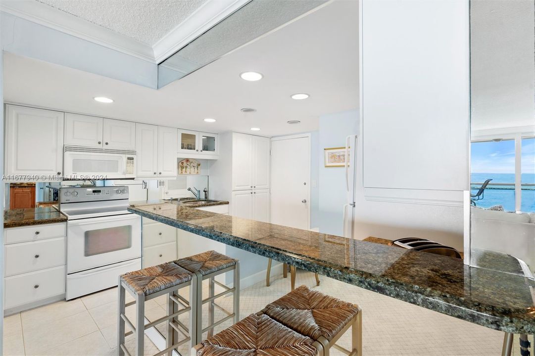 For Sale: $599,000 (1 beds, 1 baths, 1109 Square Feet)