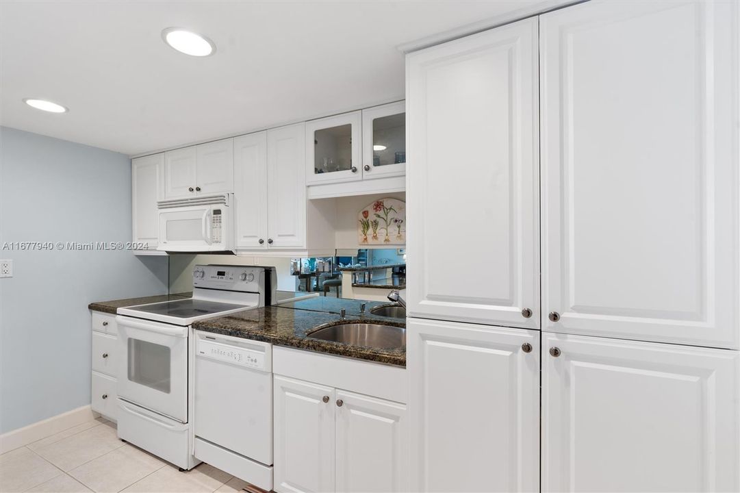 For Sale: $599,000 (1 beds, 1 baths, 1109 Square Feet)