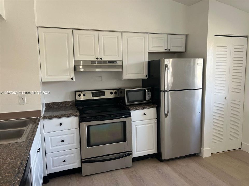 For Rent: $2,000 (1 beds, 1 baths, 1120 Square Feet)