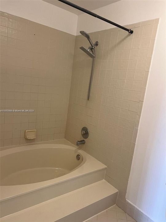 For Rent: $2,000 (1 beds, 1 baths, 1120 Square Feet)