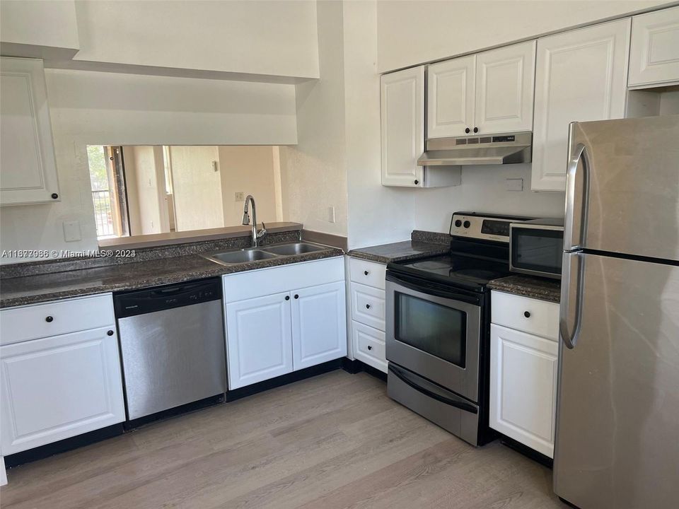 For Rent: $2,000 (1 beds, 1 baths, 1120 Square Feet)