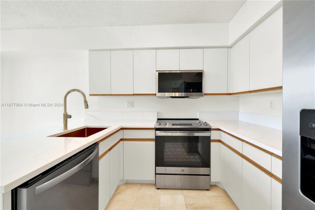 For Sale: $425,000 (1 beds, 1 baths, 1050 Square Feet)