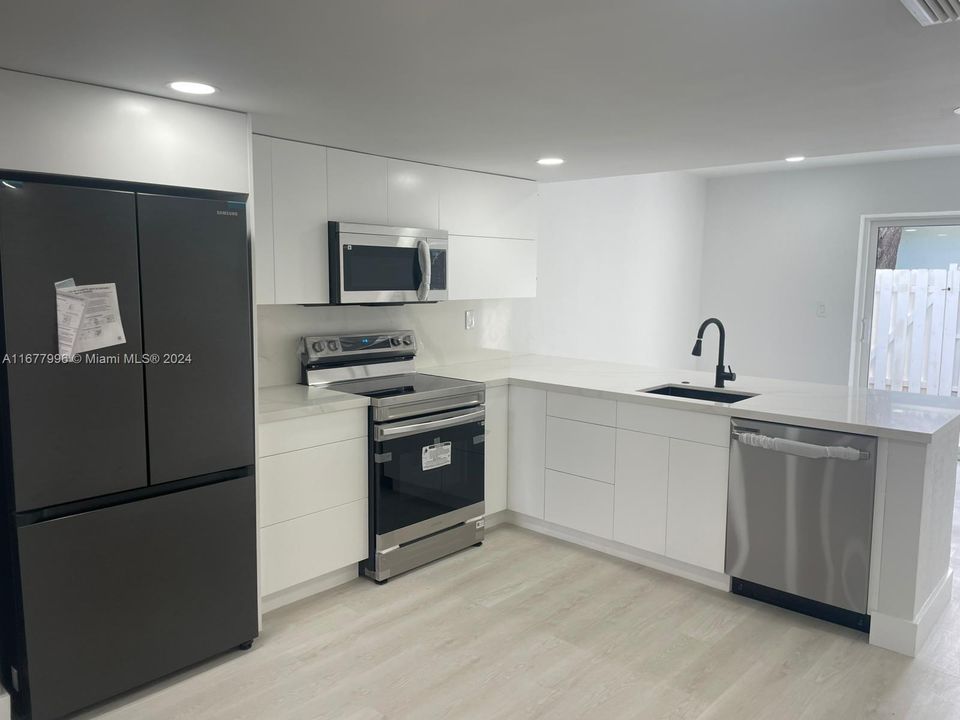 For Rent: $2,900 (2 beds, 2 baths, 1220 Square Feet)