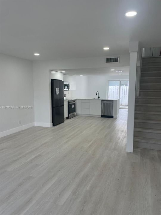 For Rent: $2,900 (2 beds, 2 baths, 1220 Square Feet)