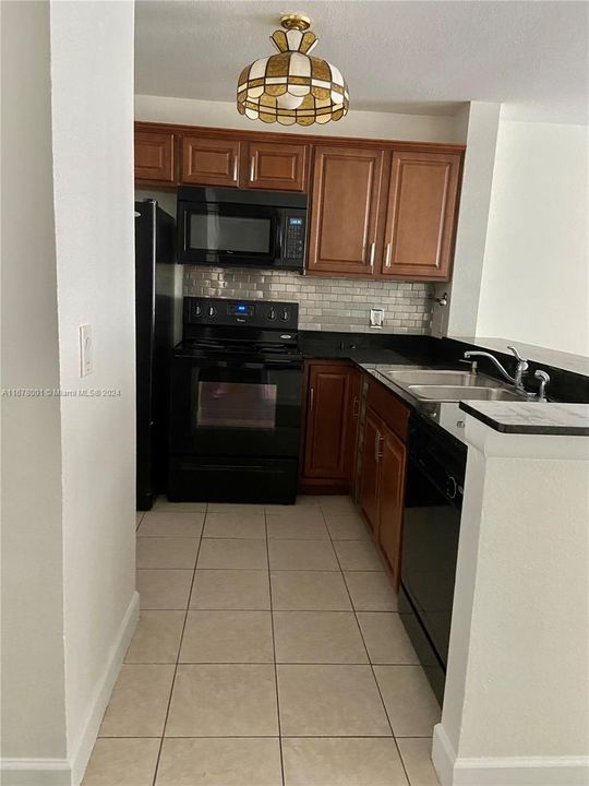 For Rent: $1,800 (1 beds, 1 baths, 672 Square Feet)