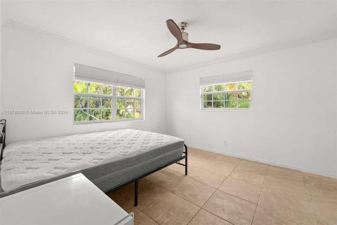 For Sale: $340,000 (2 beds, 2 baths, 885 Square Feet)