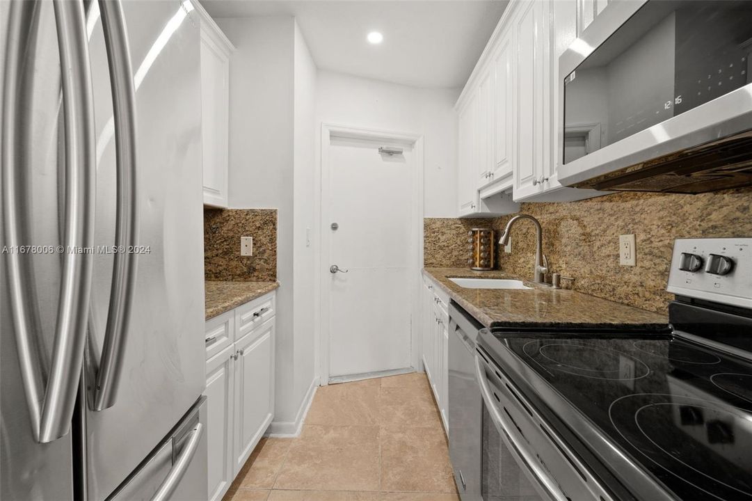 For Sale: $340,000 (2 beds, 2 baths, 885 Square Feet)