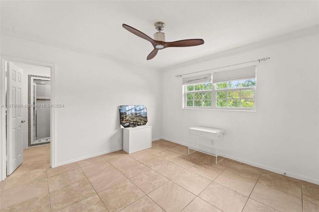 For Sale: $340,000 (2 beds, 2 baths, 885 Square Feet)