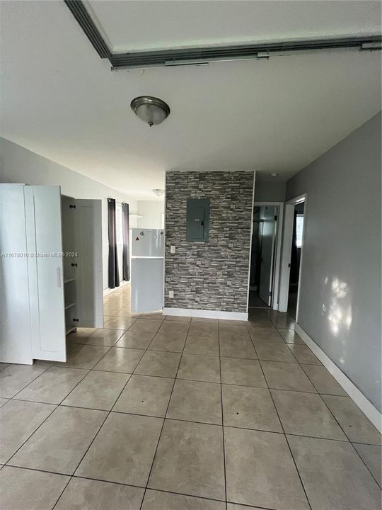 For Rent: $1,650 (1 beds, 1 baths, 4683 Square Feet)