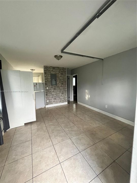 For Rent: $1,650 (1 beds, 1 baths, 4683 Square Feet)