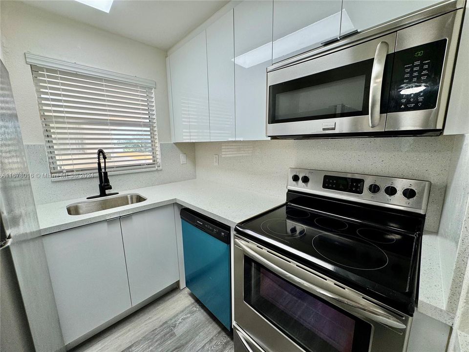 For Rent: $2,000 (1 beds, 1 baths, 680 Square Feet)