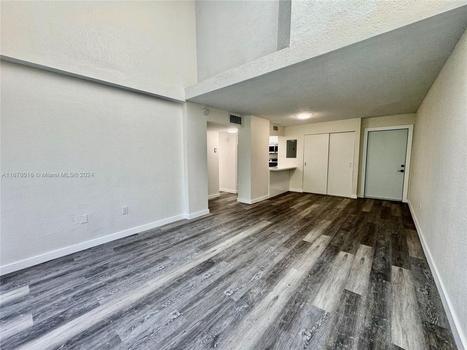 For Rent: $2,000 (1 beds, 1 baths, 680 Square Feet)