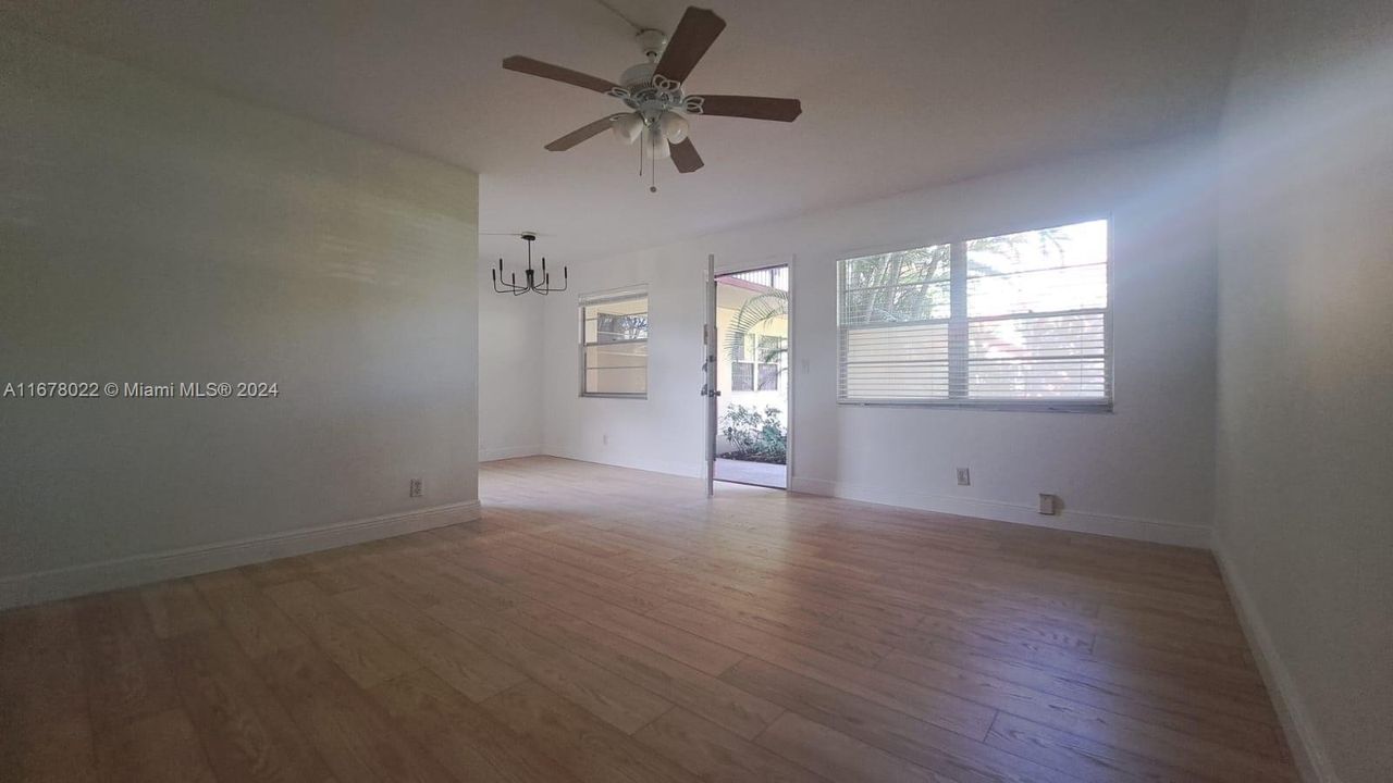 For Sale: $195,000 (2 beds, 1 baths, 954 Square Feet)