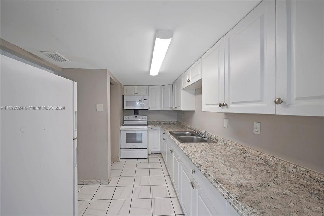 For Sale: $239,500 (2 beds, 2 baths, 960 Square Feet)