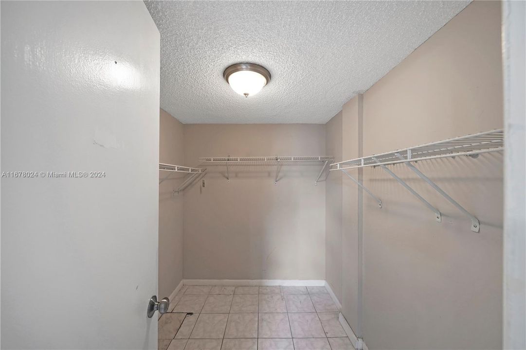 For Sale: $239,500 (2 beds, 2 baths, 960 Square Feet)