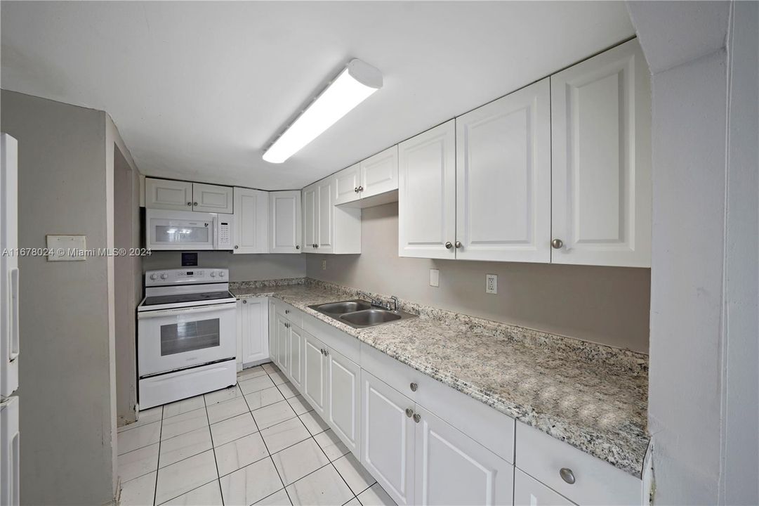 For Sale: $239,500 (2 beds, 2 baths, 960 Square Feet)