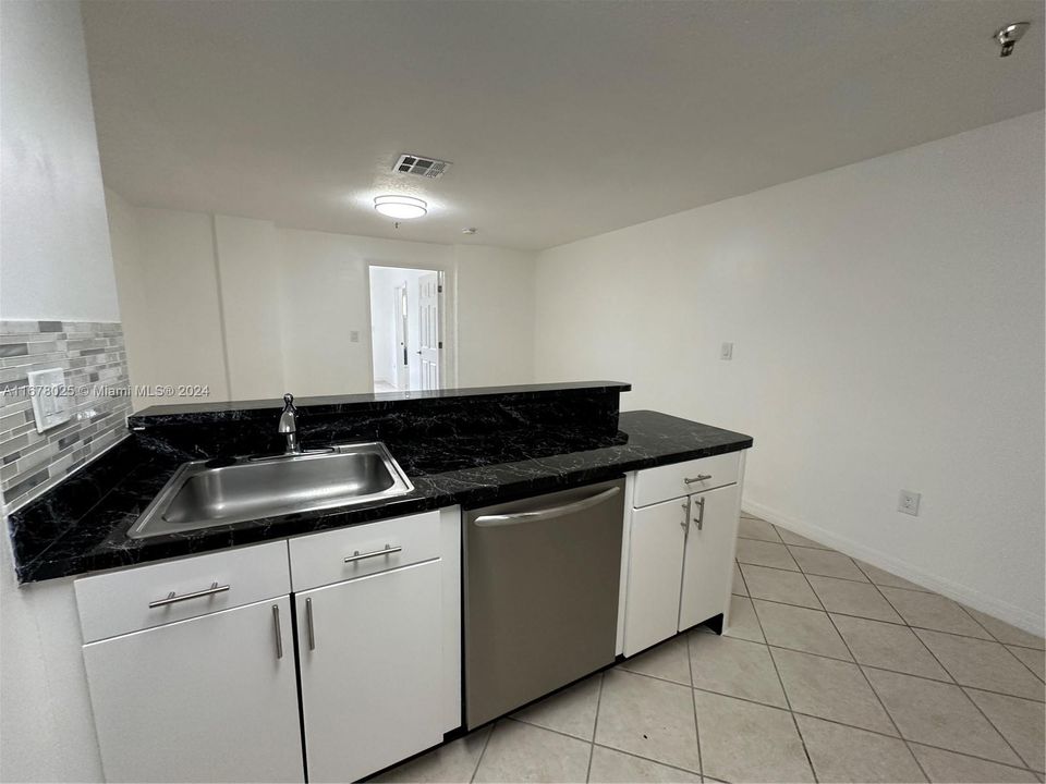 For Rent: $2,200 (1 beds, 1 baths, 502 Square Feet)