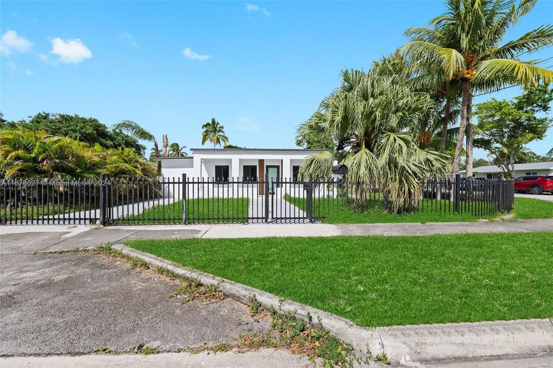 For Sale: $789,000 (3 beds, 2 baths, 1579 Square Feet)