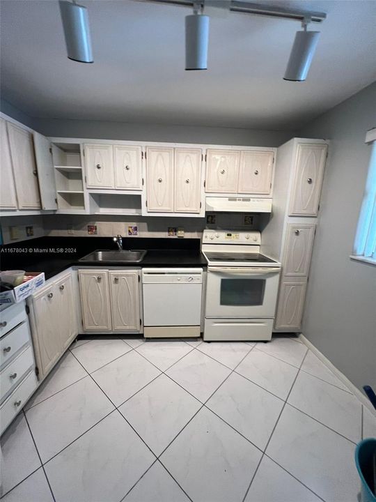 For Rent: $1,650 (1 beds, 1 baths, 750 Square Feet)