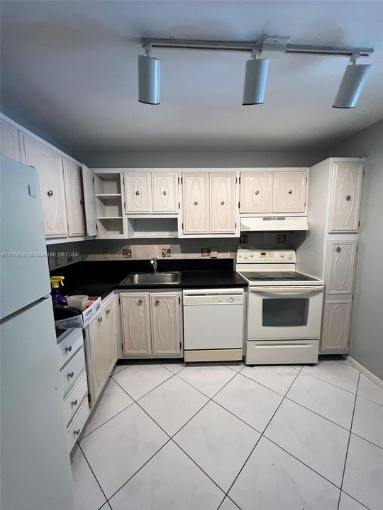 For Rent: $1,650 (1 beds, 1 baths, 750 Square Feet)