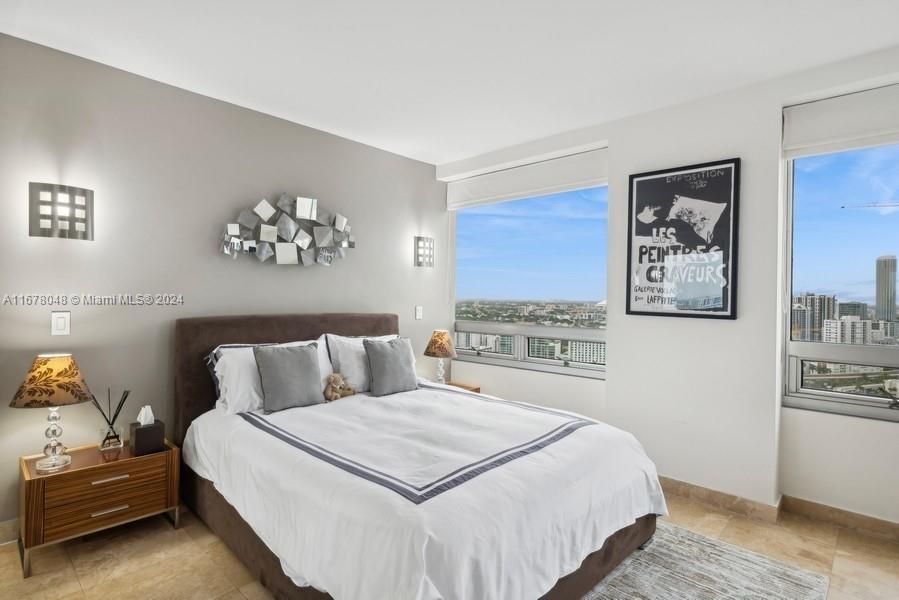 Very spacious bedroom with great city views bedroom #2